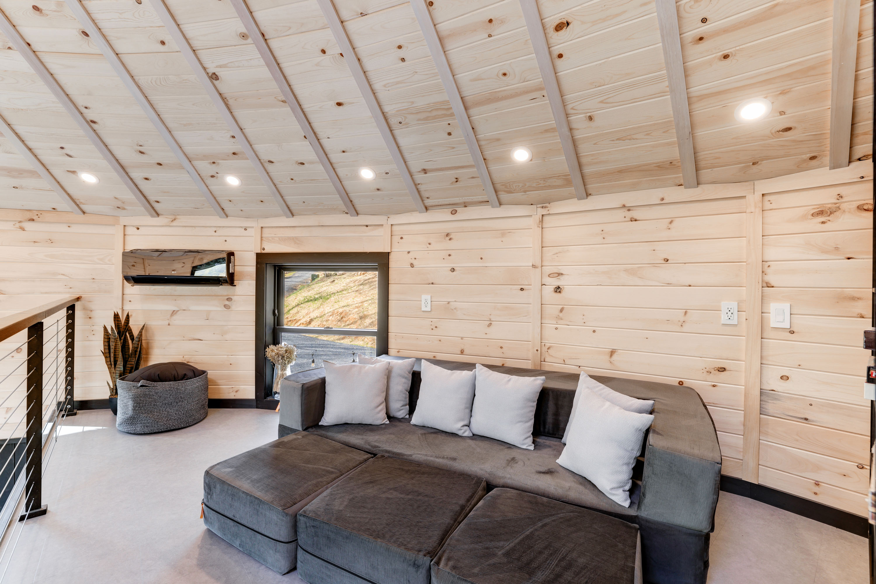 <span  class="uc_style_uc_tiles_grid_image_elementor_uc_items_attribute_title" style="color:#ffffff;">King-Size Sleeper Sofa in Climate-Controlled Loft - Mount Snow Yurt</span>