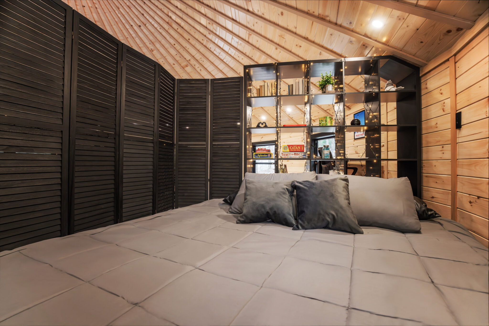 Spacious loft with sofa converting to king bed, bookshelf with games and books, privacy screen and fairy lights - Mount Snow Yurt